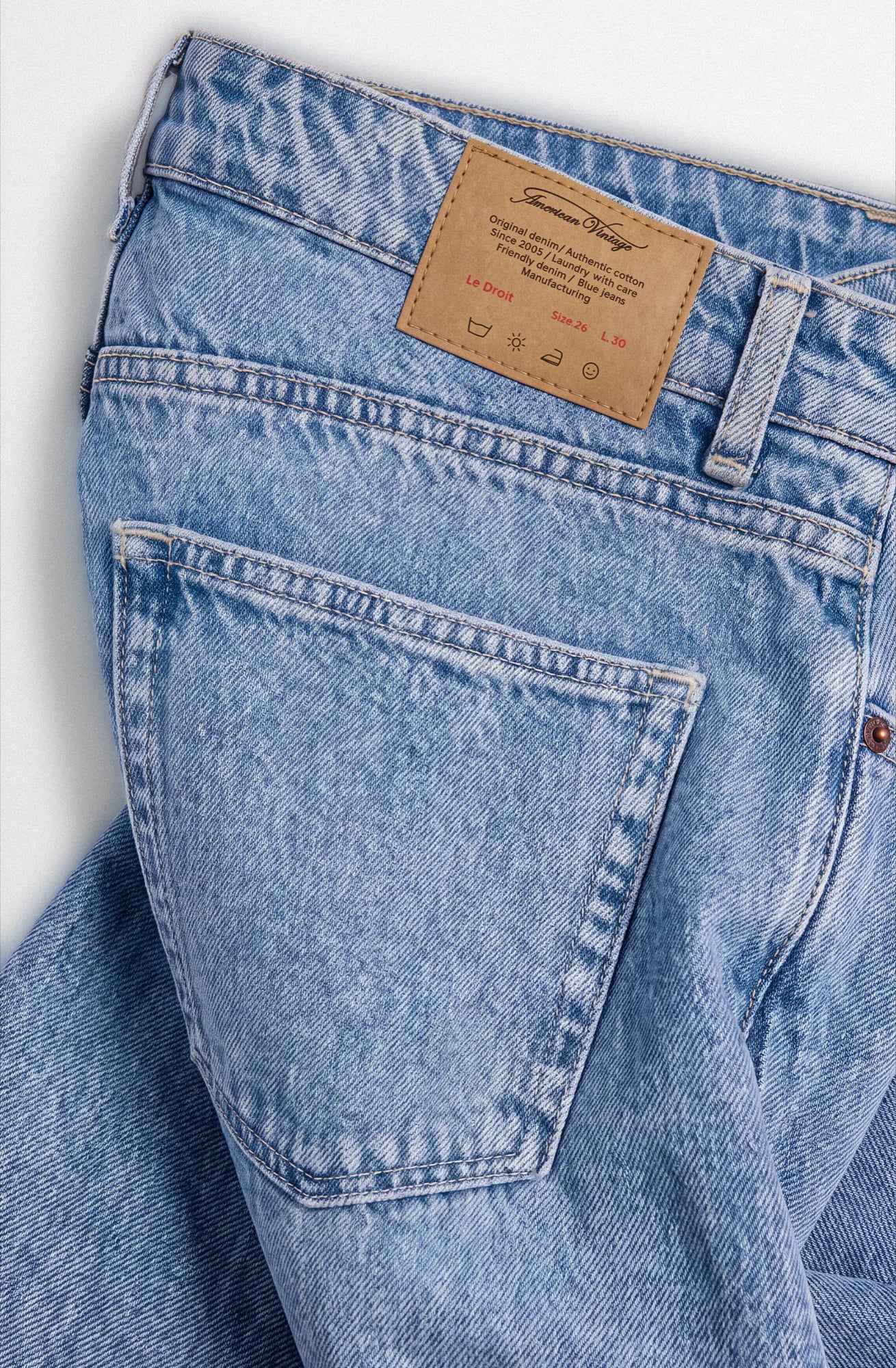 Poche arrière et étiquette en cuir d’un jean bleu clair
