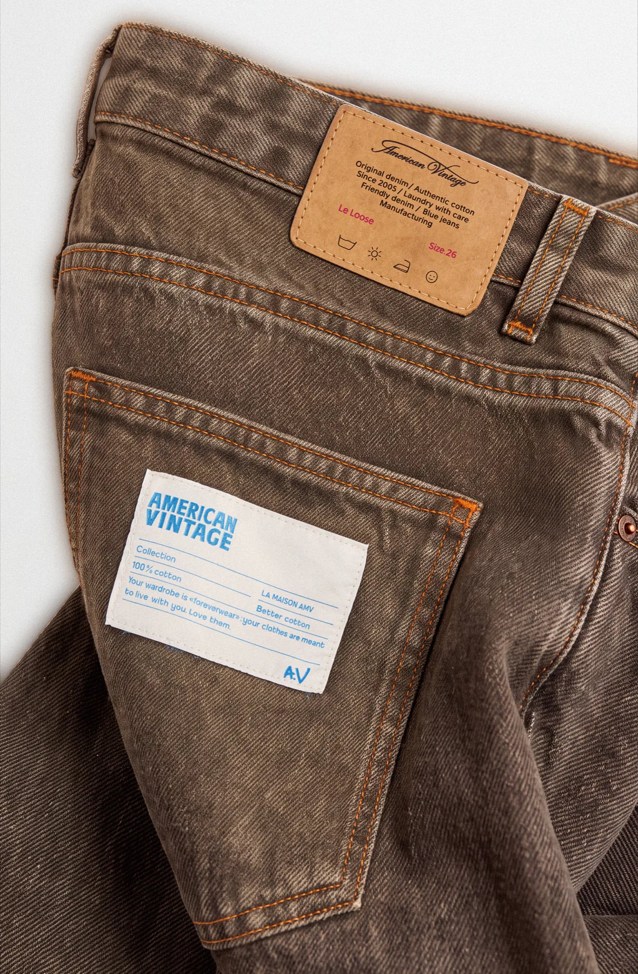 Poche arrière d’un jean marron avec étiquette en cuir et étiquette de taille