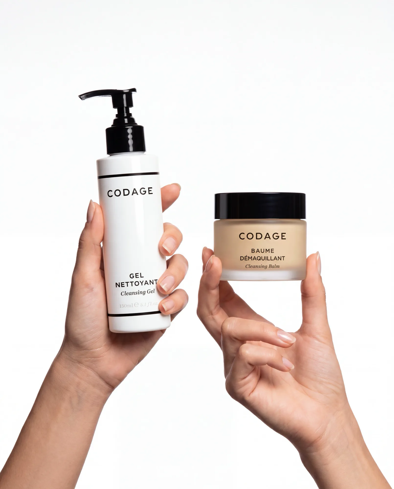 Deux mains tenant un gel nettoyant Codage et un pot ouvert de baume démaquillant