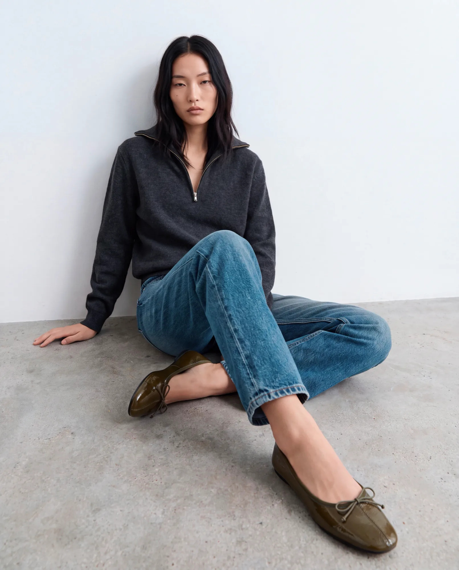 Mannequin assise par terre en jean et ballerines en cuir kaki