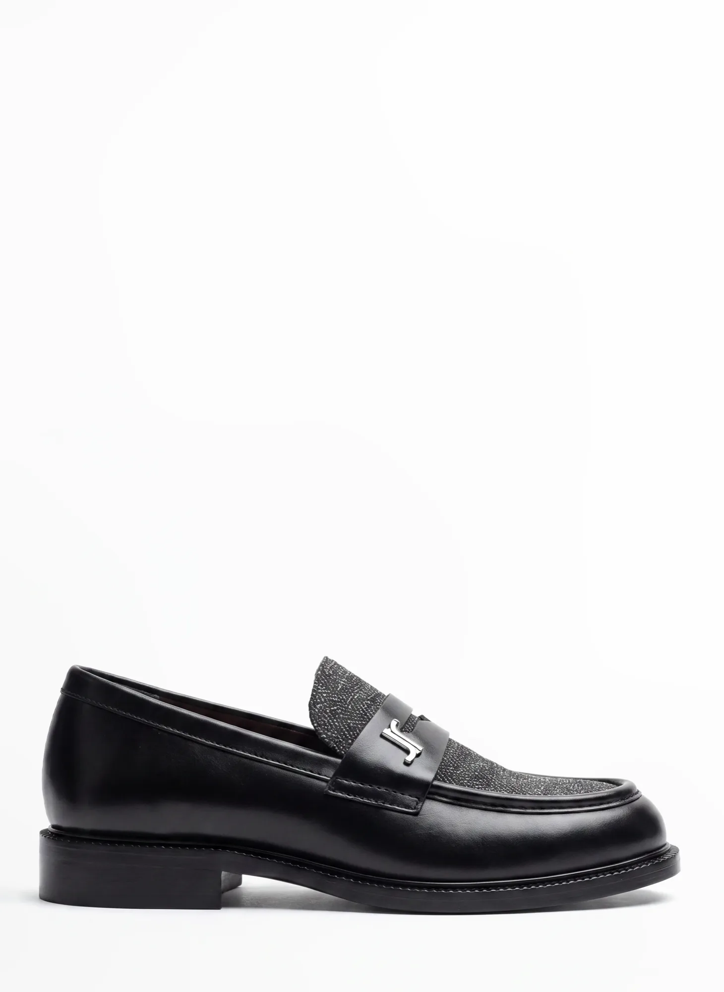 Mocassin en cuir noir à bride en tweed, vue de profil