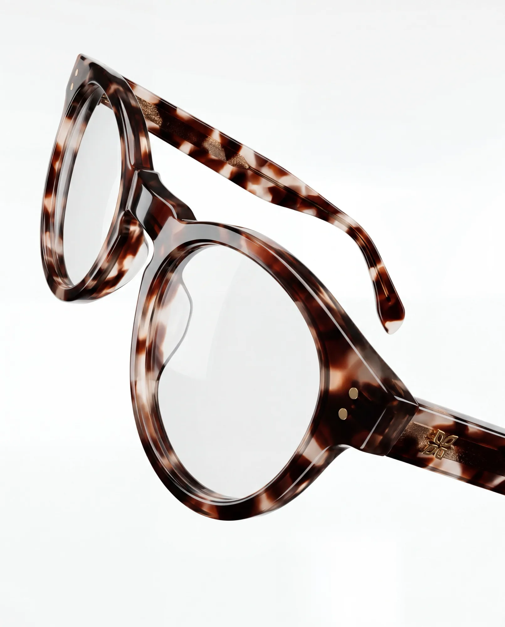 Lunettes écaille flottant sur fond blanc